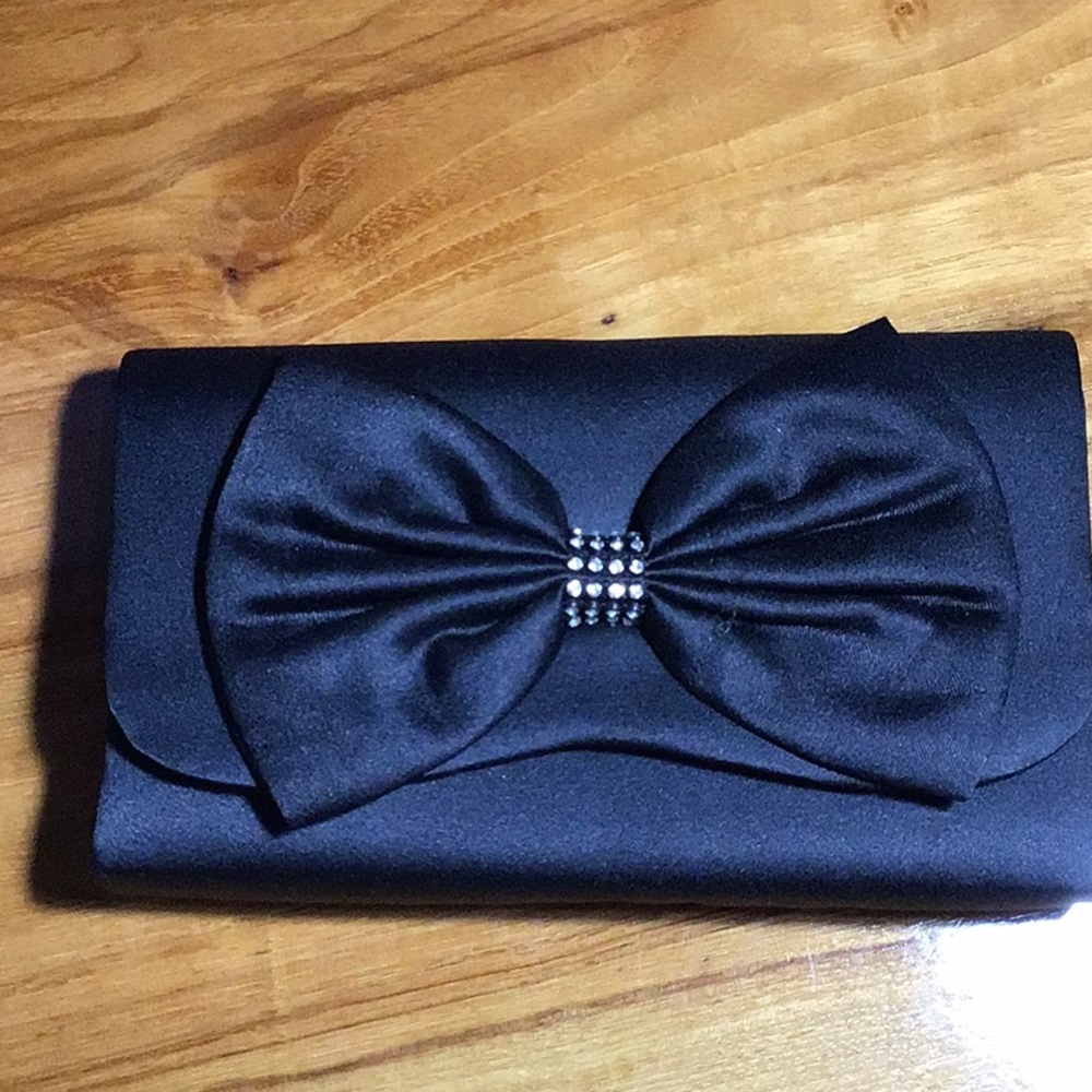 ❌ SOLd ❌ Beautiful Satin Clutch with Rhinestone Bow